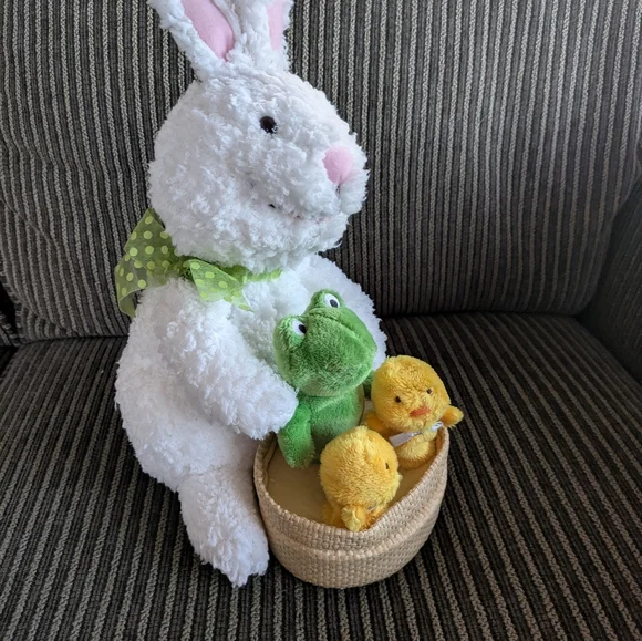 Hallmark EasterBunny Chicks And A Frog Singing “At The Hop” vintage - Picture 3 of 4